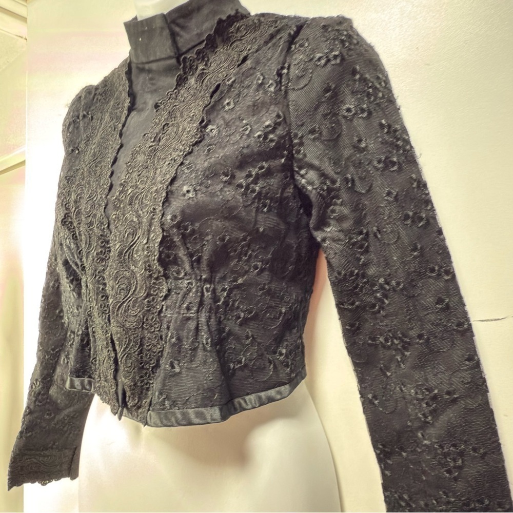 Elegant Black Embroidered Jacket - Picture 3 of 8